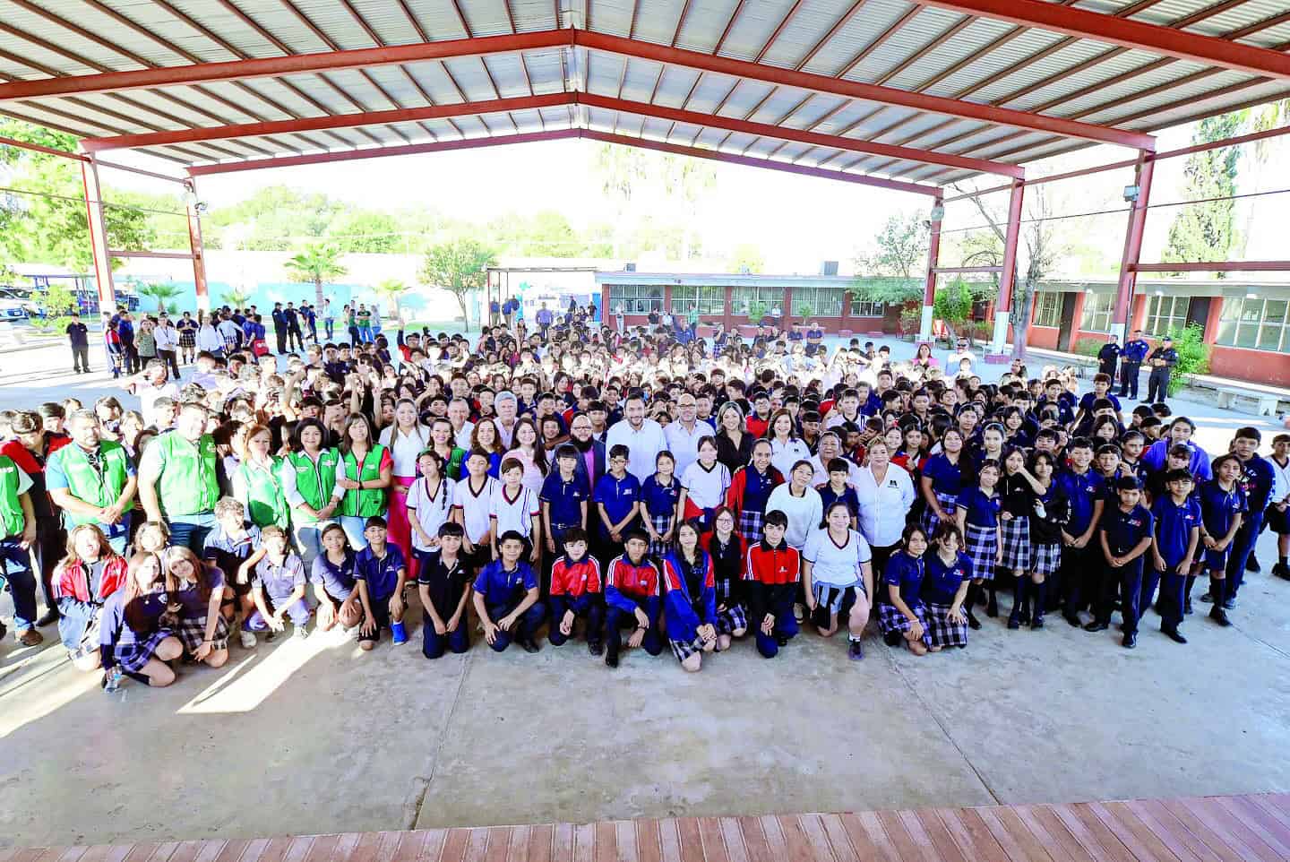 Alcalde Carlos Villarreal Pérez encabeza acto cívico en Secundaria Técnica No. 4