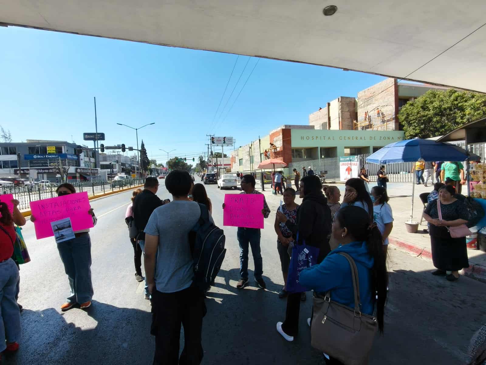 Protesta de pacientes de hemodiálisis frente al IMSS