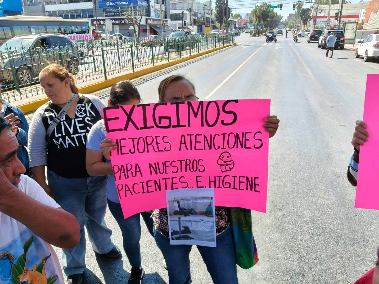 Protesta de pacientes de hemodiálisis frente al IMSS