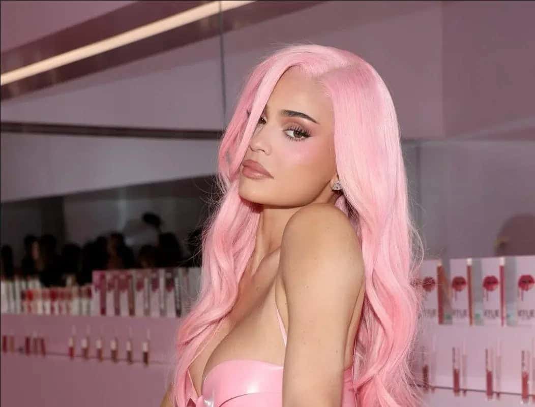 Kylie Jenner celebra 10 años de su marca de cosméticos con glamour y fiesta