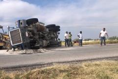 Vuelca camión en la Carretera Federal 2 a la altura de Santo Domingo