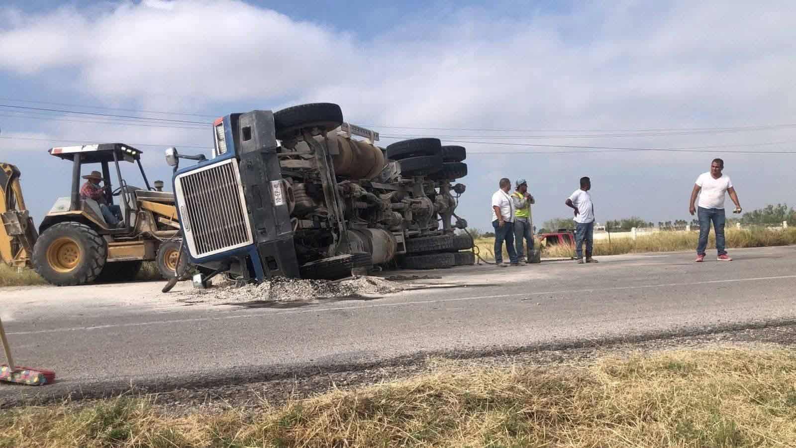Vuelca camión en la Carretera Federal 2 a la altura de Santo Domingo