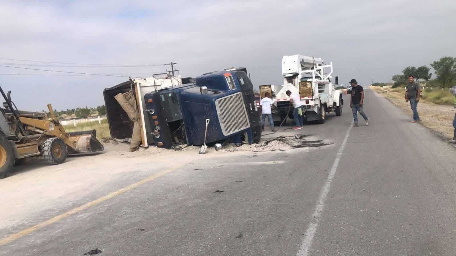 Vuelca camión en la Carretera Federal 2 a la altura de Santo Domingo