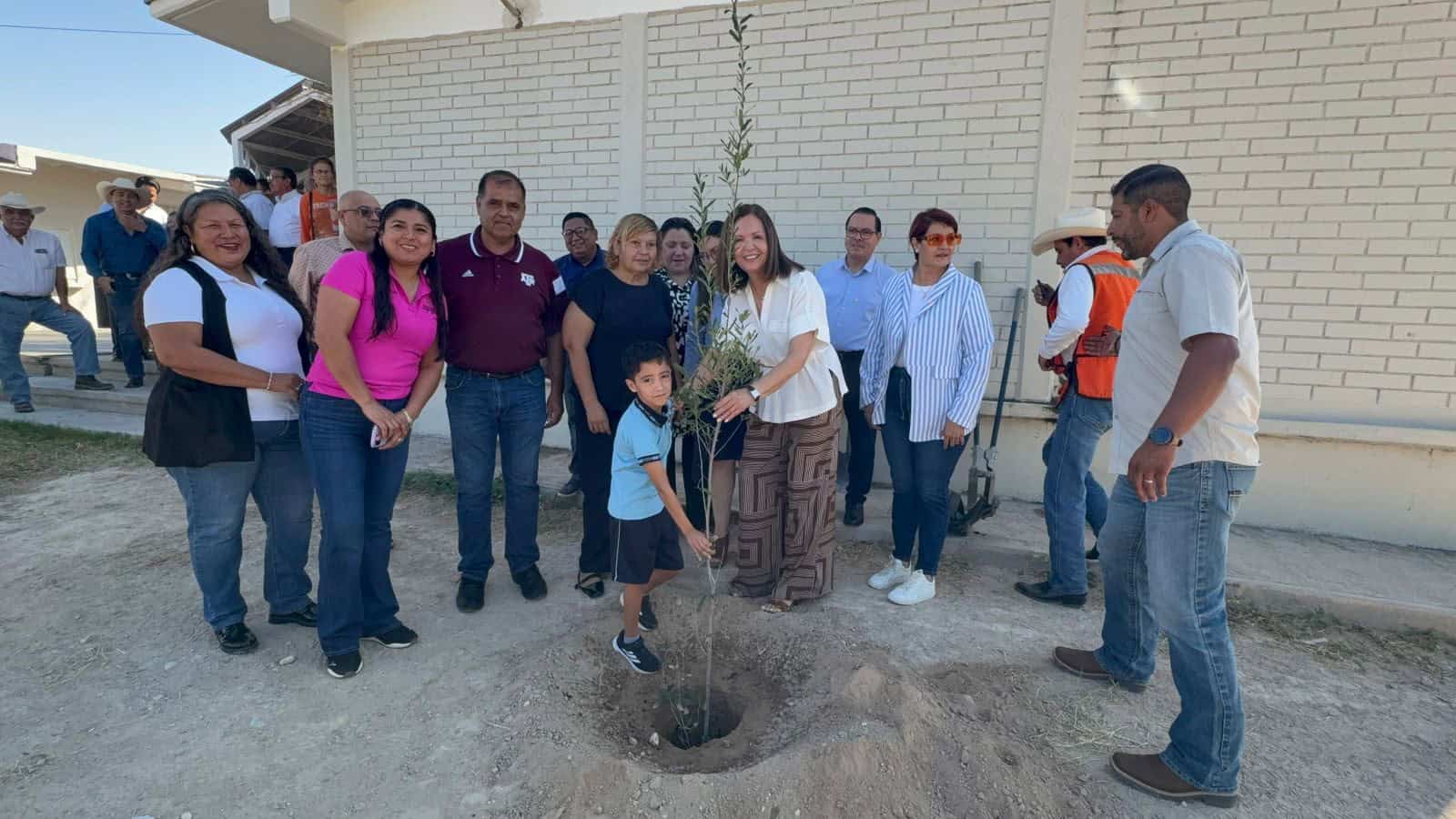 Ayuntamiento de Frontera lleva a cabo programa de reforestación en escuela primaria