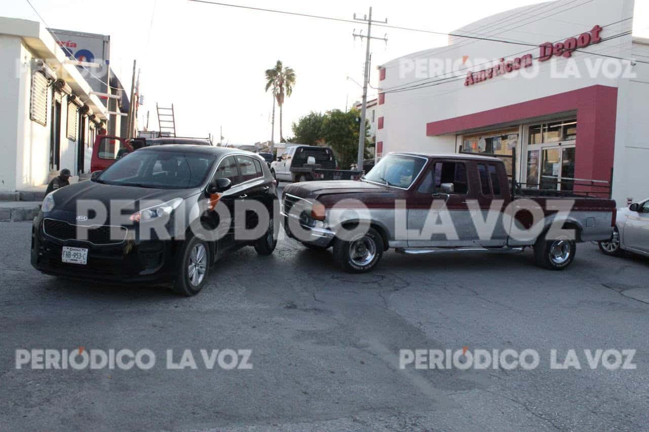 Choque entre camionetas en colonia Carranza de Monclova
