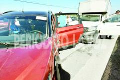 Camión refrigerante a punto de volcar en Monclova tras evitar choque