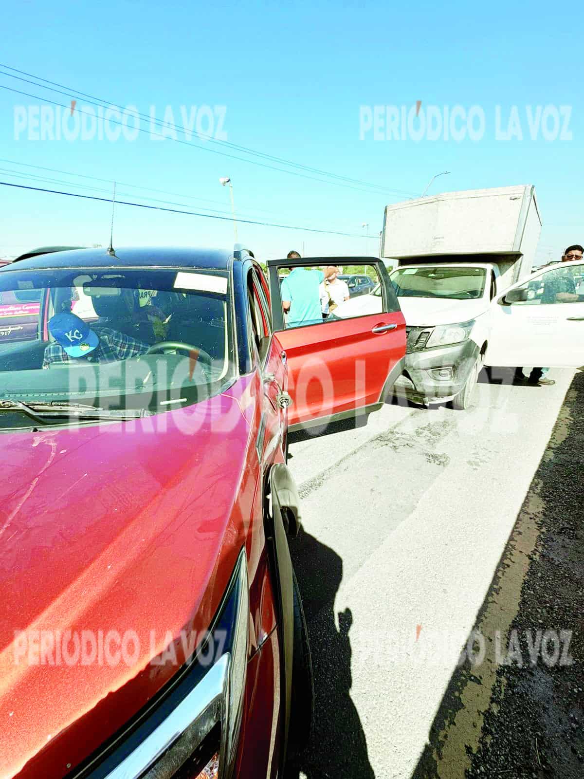Camión refrigerante a punto de volcar en Monclova tras evitar choque