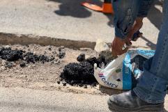 Supervisión de Jesús Javier Flores Rodríguez en trabajos de bacheo en zona centro