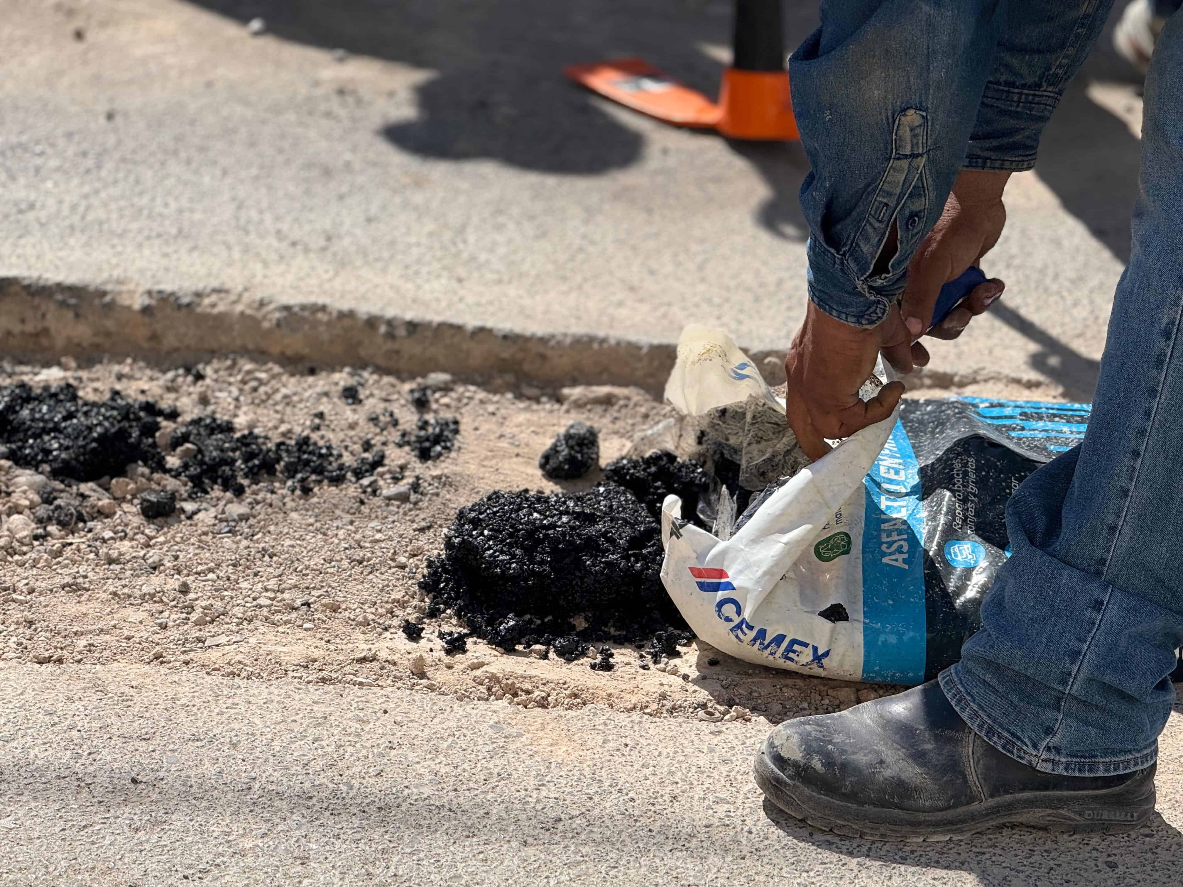 Supervisión de Jesús Javier Flores Rodríguez en trabajos de bacheo en zona centro