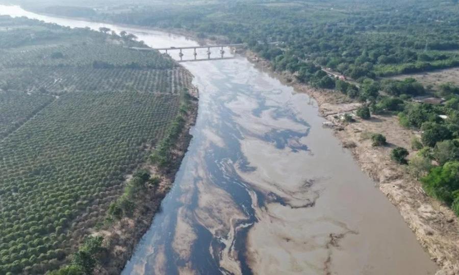 Pemex limpia derrame de hidrocarburos en Veracruz tras lluvias e inundaciones