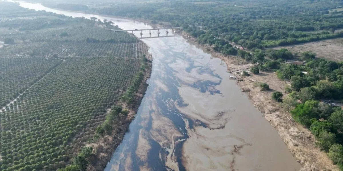 Pemex limpia derrame de hidrocarburos en Veracruz tras lluvias e inundaciones