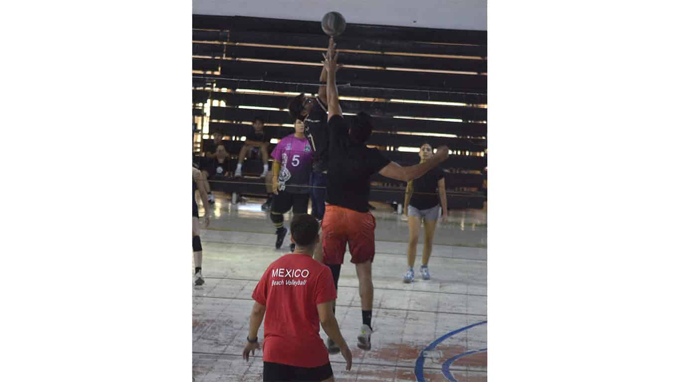 La Familia remonta y vence a Tilines en la Liga de Voleibol Rangelitos