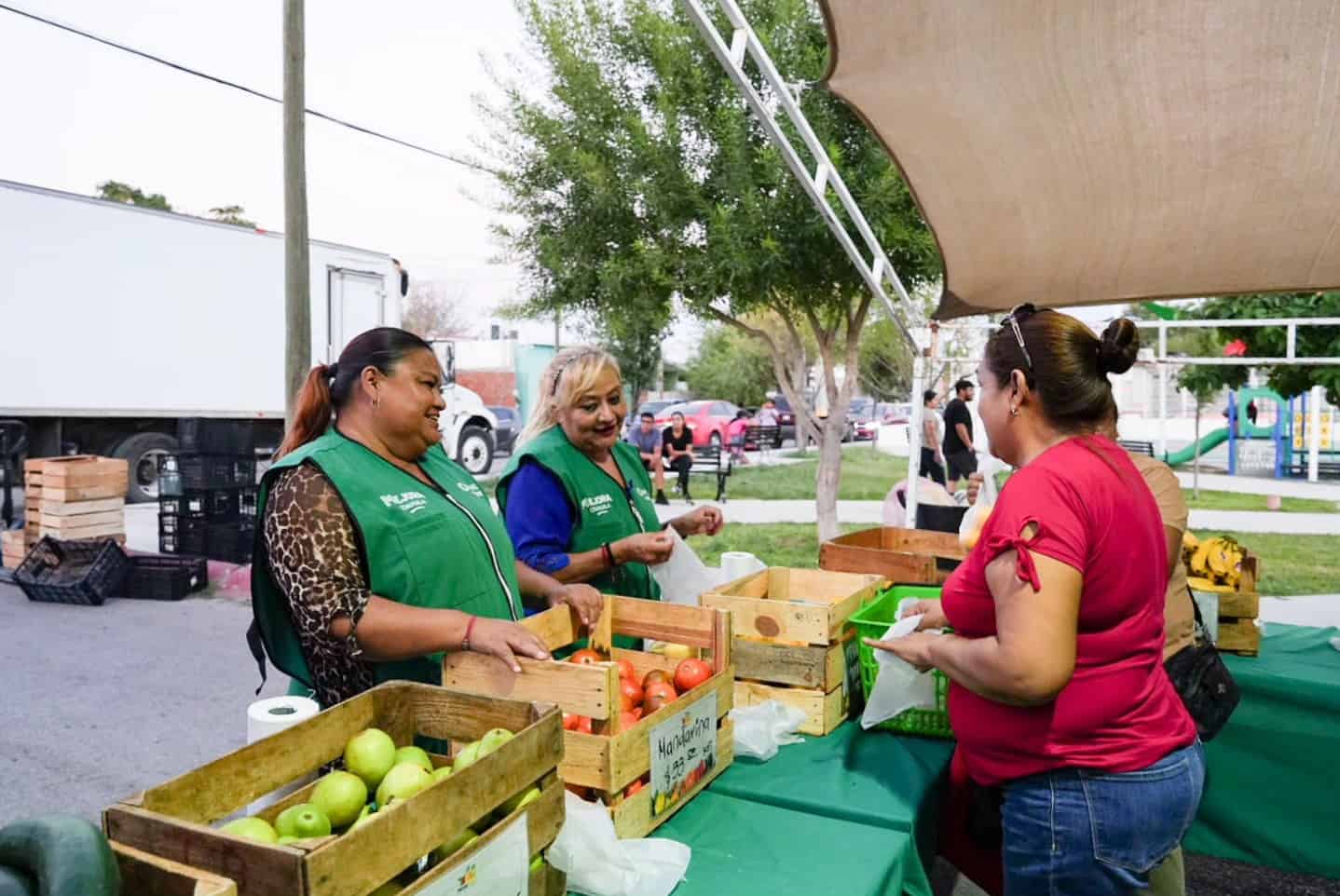 El programa estatal acerca productos de la canasta básica y servicios gratuitos a los sectores populares de Piedras Negras.