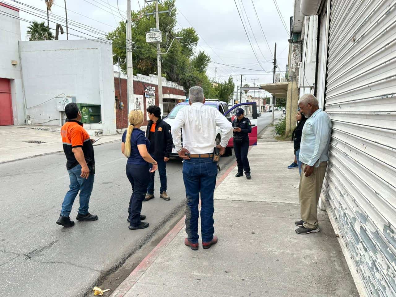 Rescatan a adulto mayor en situación de calle tras reporte de presunto atropello