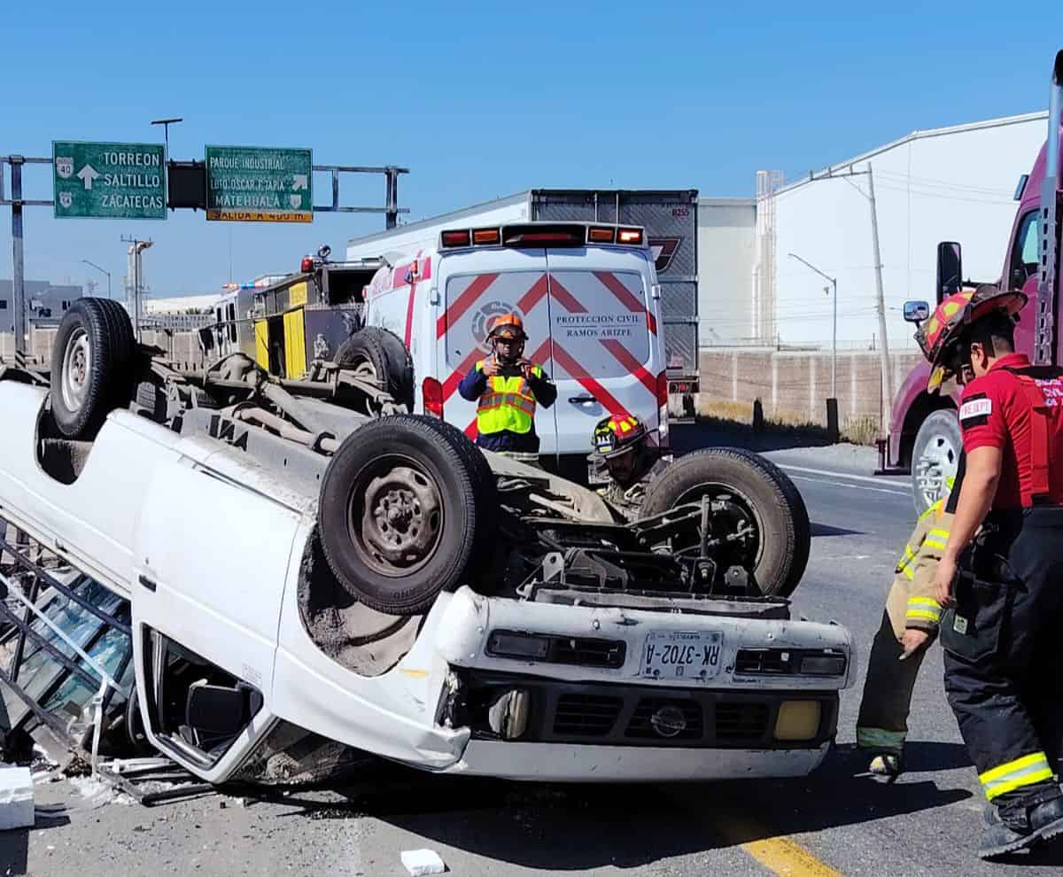 Accidente con volcadura en puente El Águila en Ramos Arizpe