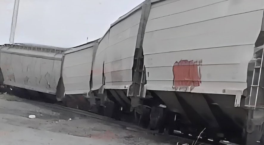 Se descarrilan seis vagones del tren en Río Escondido, Nava