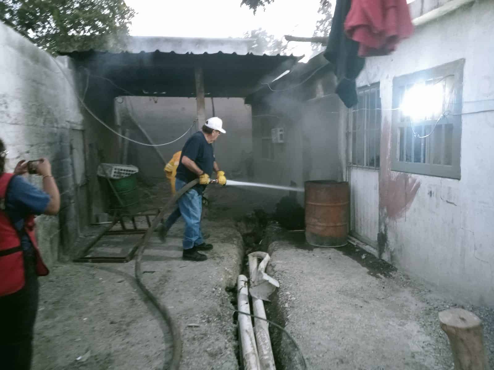 Fuego consume vivienda