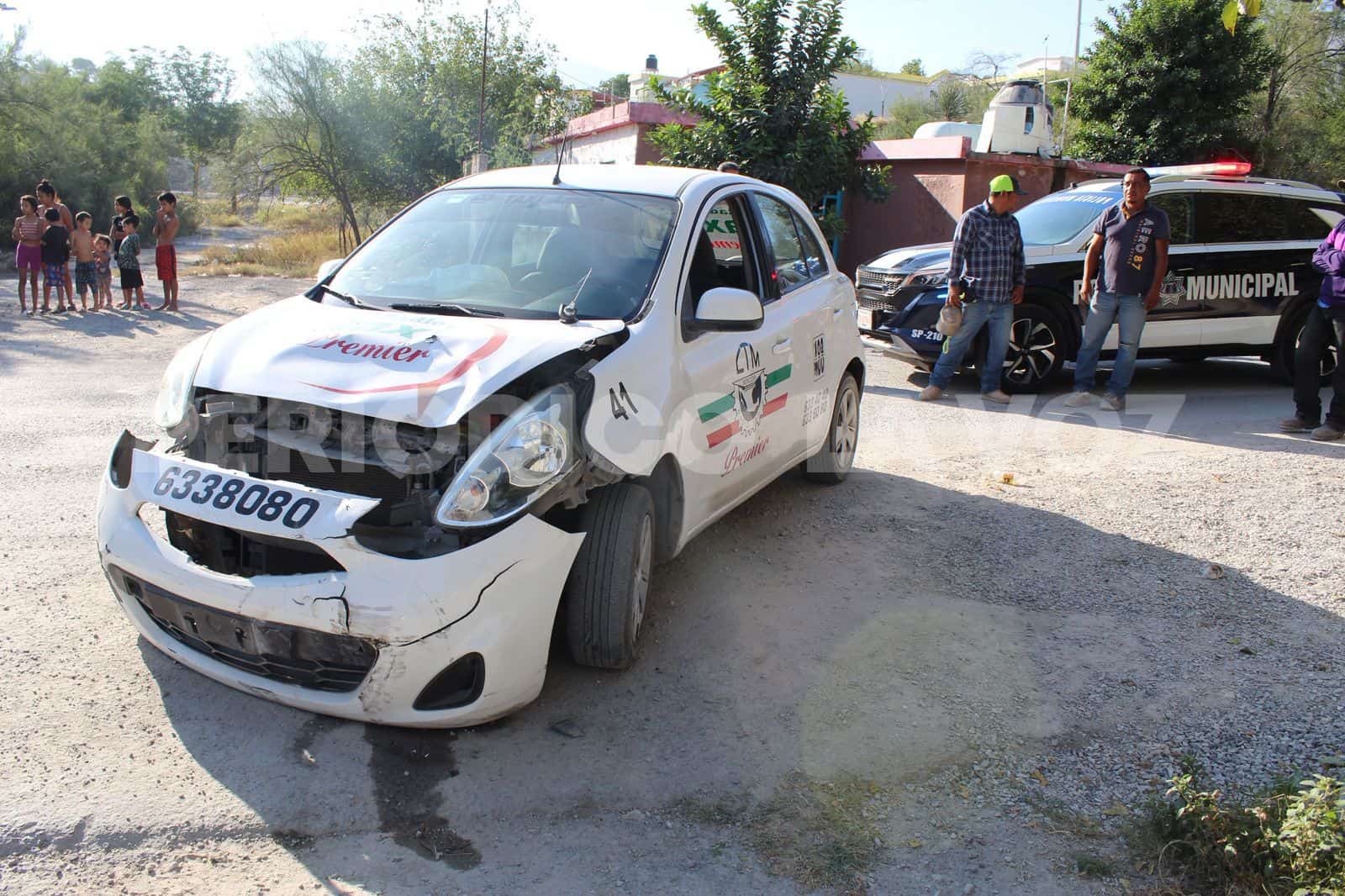 Joven de 17 años lesionado tras choque de taxi en Monclova