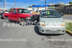 Conductor de tercera edad causa choque entre camioneta y auto estacionado en Monclova
