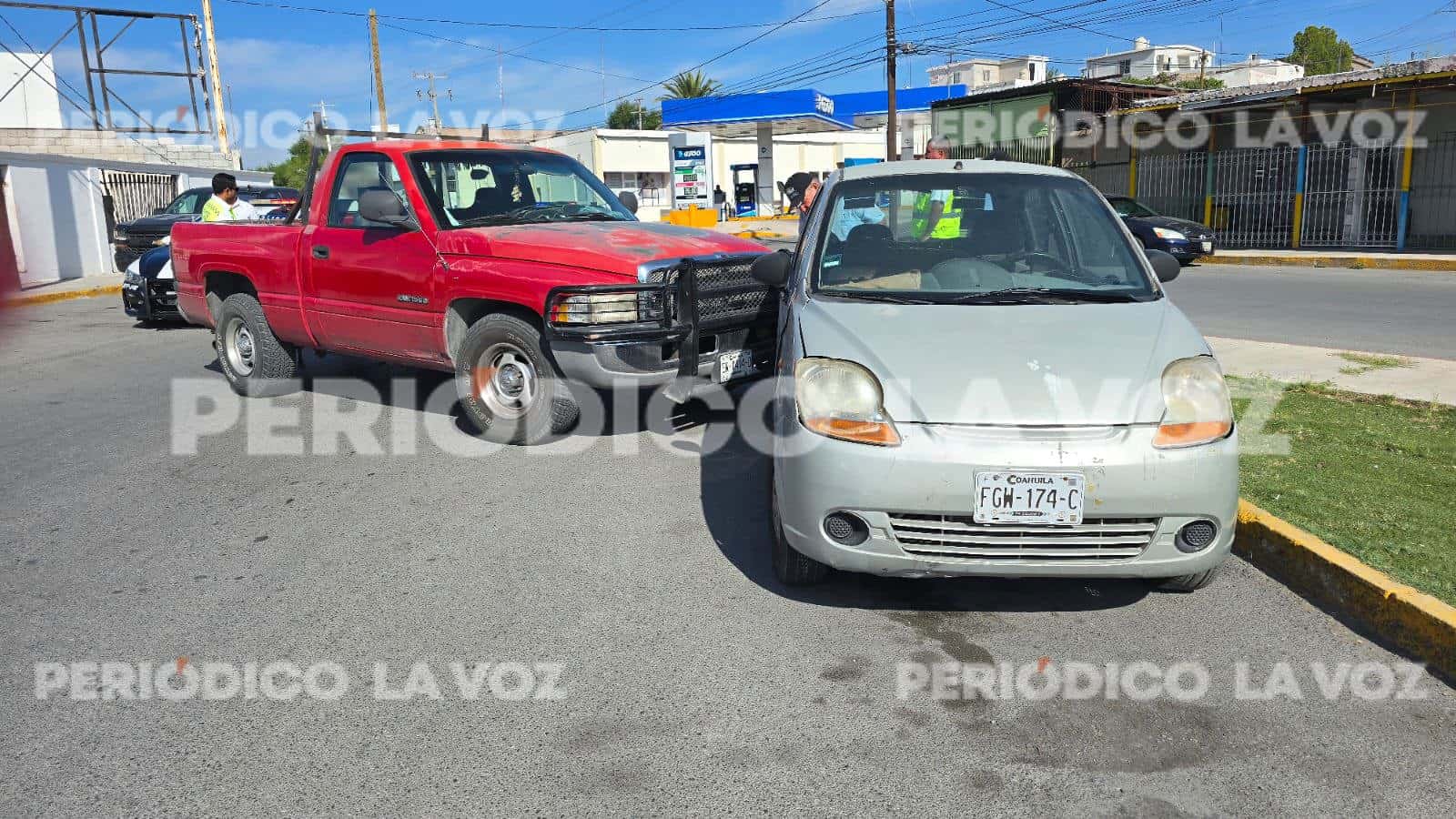 Conductor de tercera edad causa choque entre camioneta y auto estacionado en Monclova