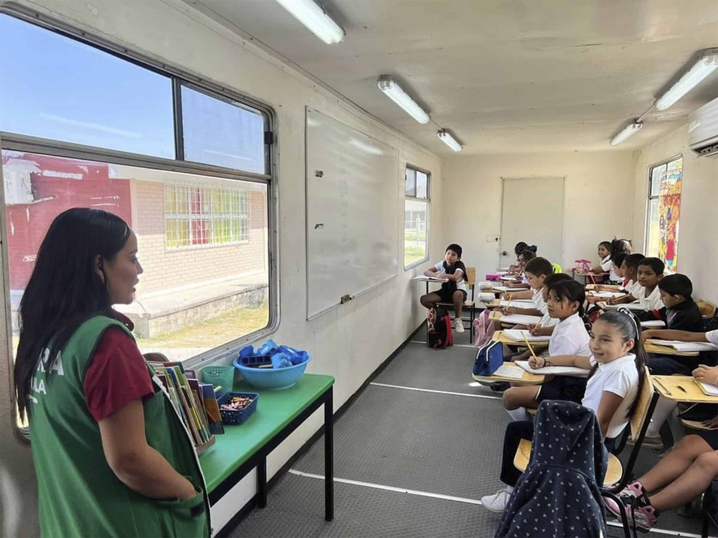 Entregan aula móvil a la primaria Leona Vicario en Nava