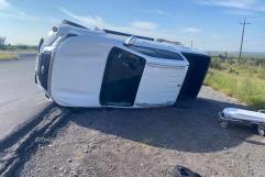 Volcadura de camioneta Nissan deja heridos en Sabinas