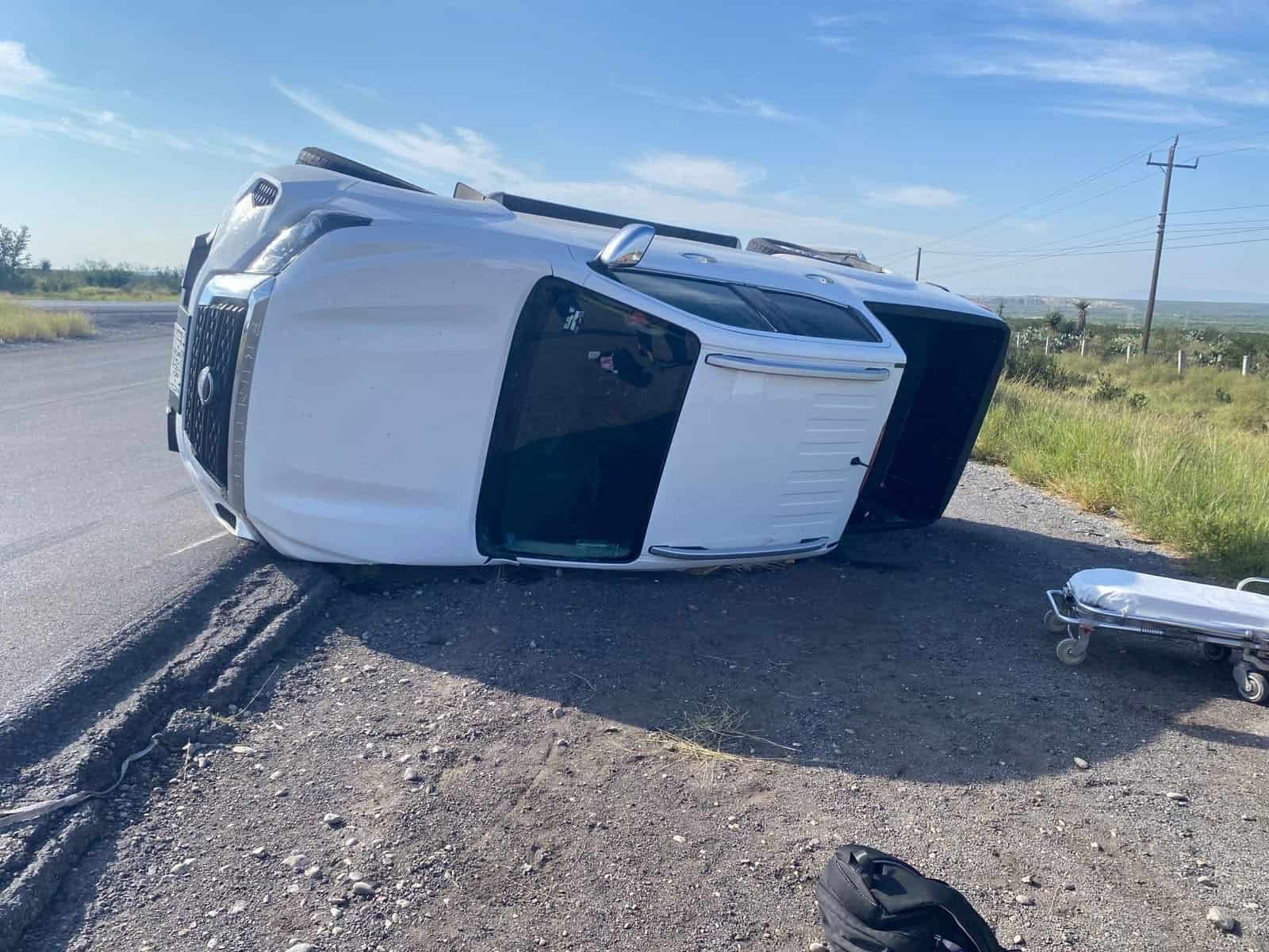 Volcadura de camioneta Nissan deja heridos en Sabinas
