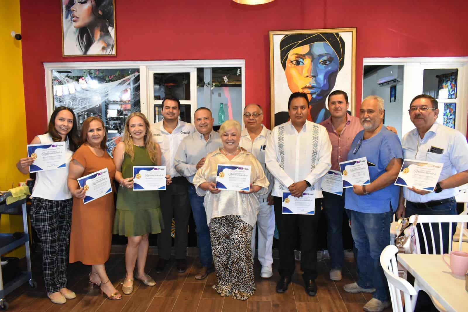 Reconocimiento destacado a médicos en Sabinas