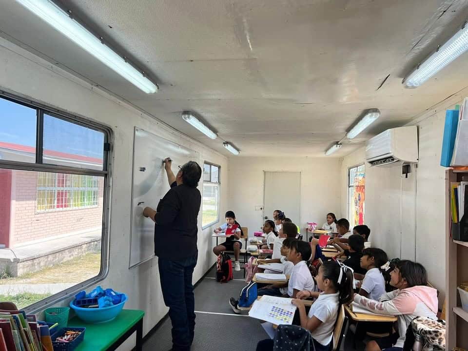 Entregan aula móvil a la primaria Leona Vicario en Nava