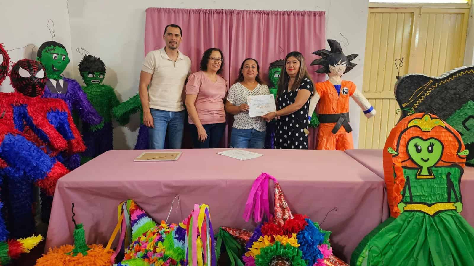 Concluye curso de piñatas en el PRI de Nava