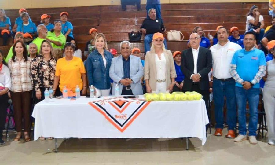 Alcaldesa Laura Jiménez presente en evento de maestros jubilados
