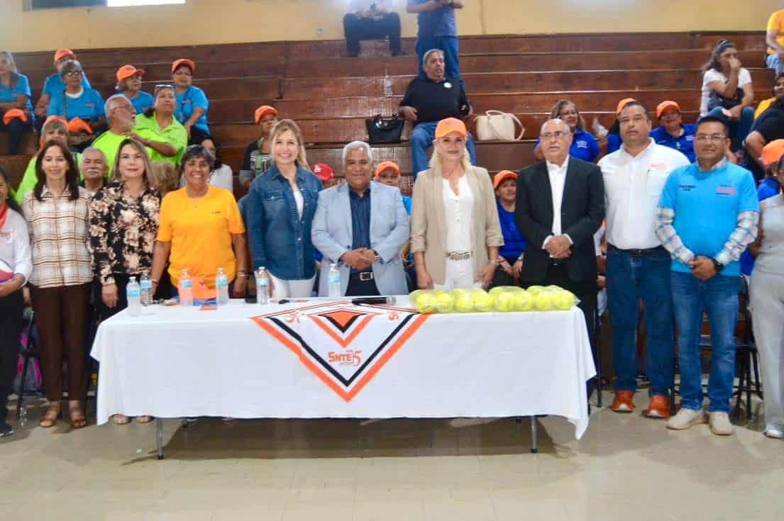 Alcaldesa Laura Jiménez presente en evento de maestros jubilados
