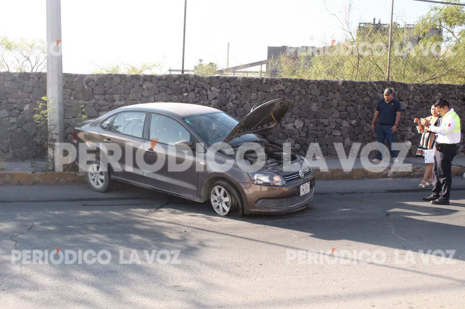 Mujer choca al perder control en curva de Monclova
