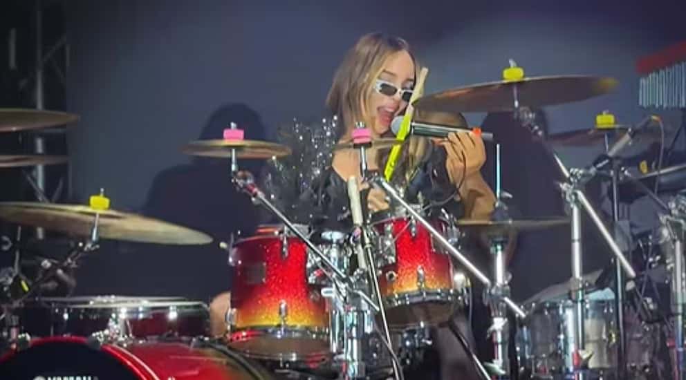 Belinda sufre lesión en mano durante concierto en Ciudad de México