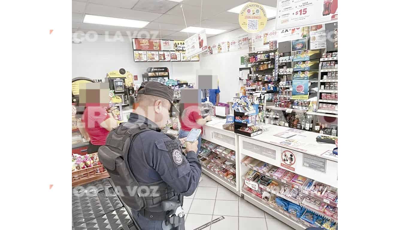 Policía Actúa Ante Exhibicionista en Tienda de Conveniencia
