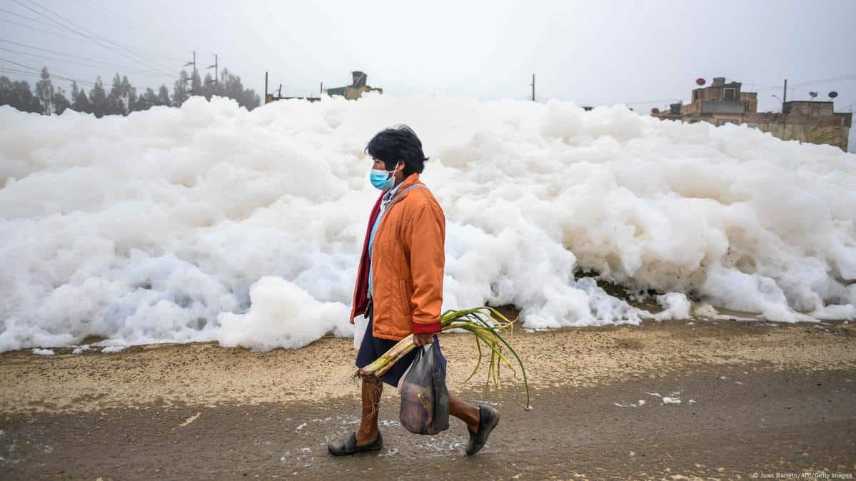 Espuma Tóxica Cubre Playas de India Generando Alarma Sanitaria y Ambiental