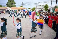 Celebran en Nava el Día de las Naciones Unidas con desfile escolar multicolor