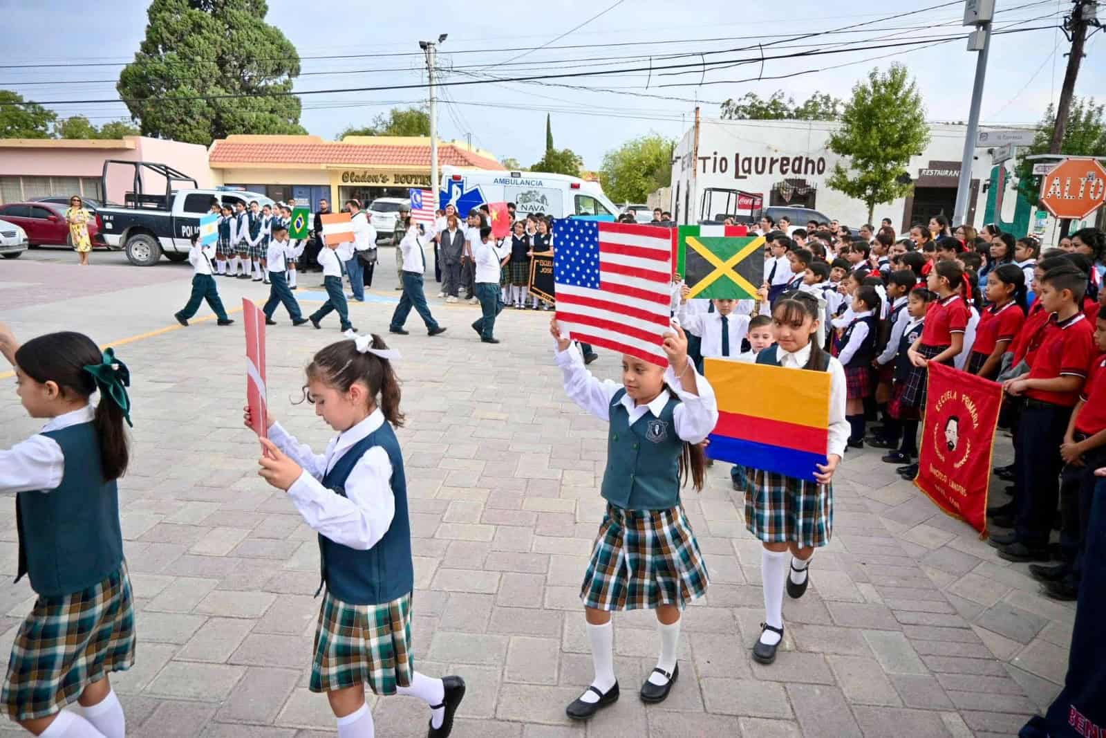 Celebran en Nava el Día de las Naciones Unidas con desfile escolar multicolor