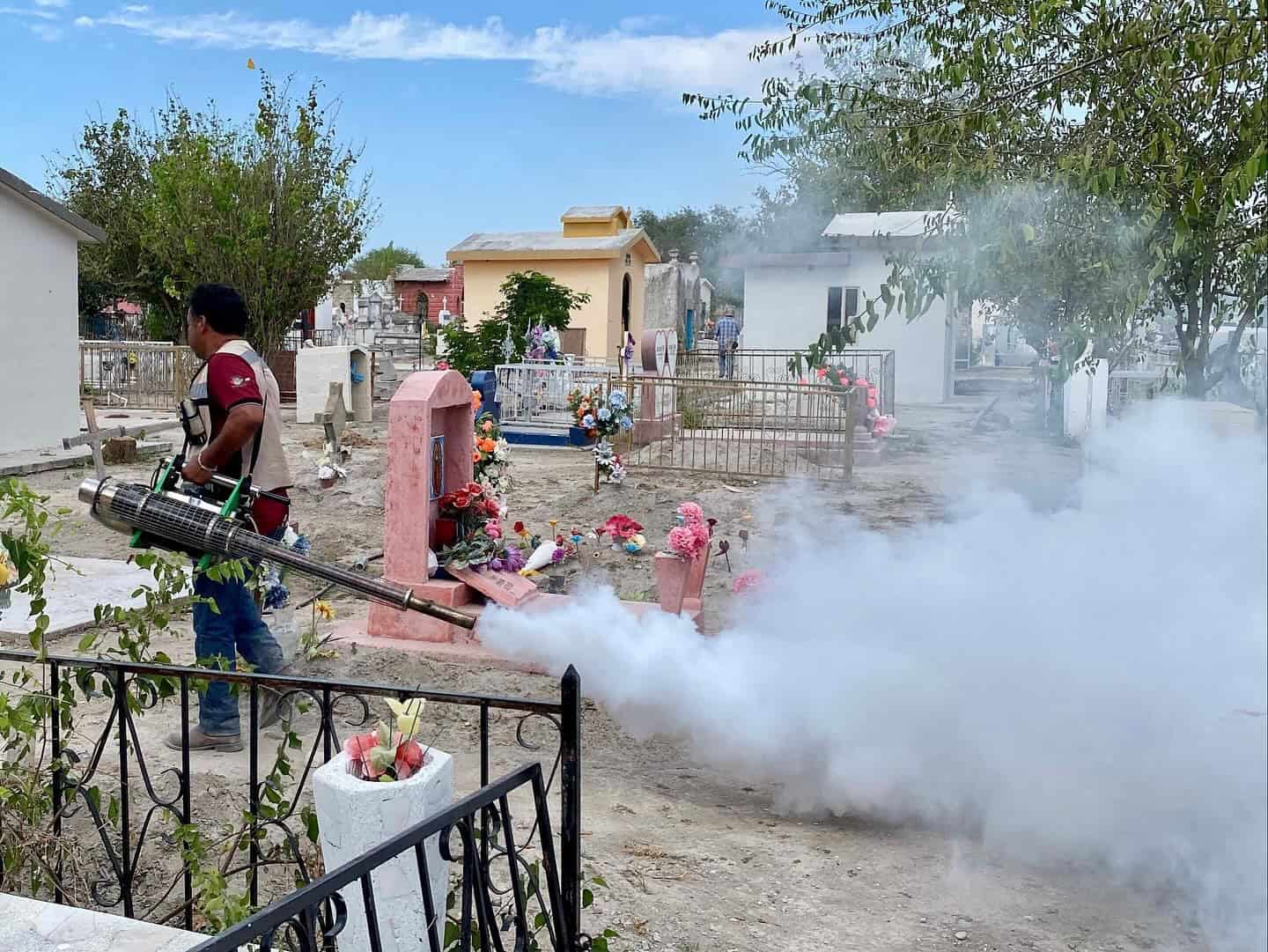 Autoridades realizan labores de prevención contra el mosquito transmisor del dengue, zika y chikungunya en los principales cementerios del municipio.