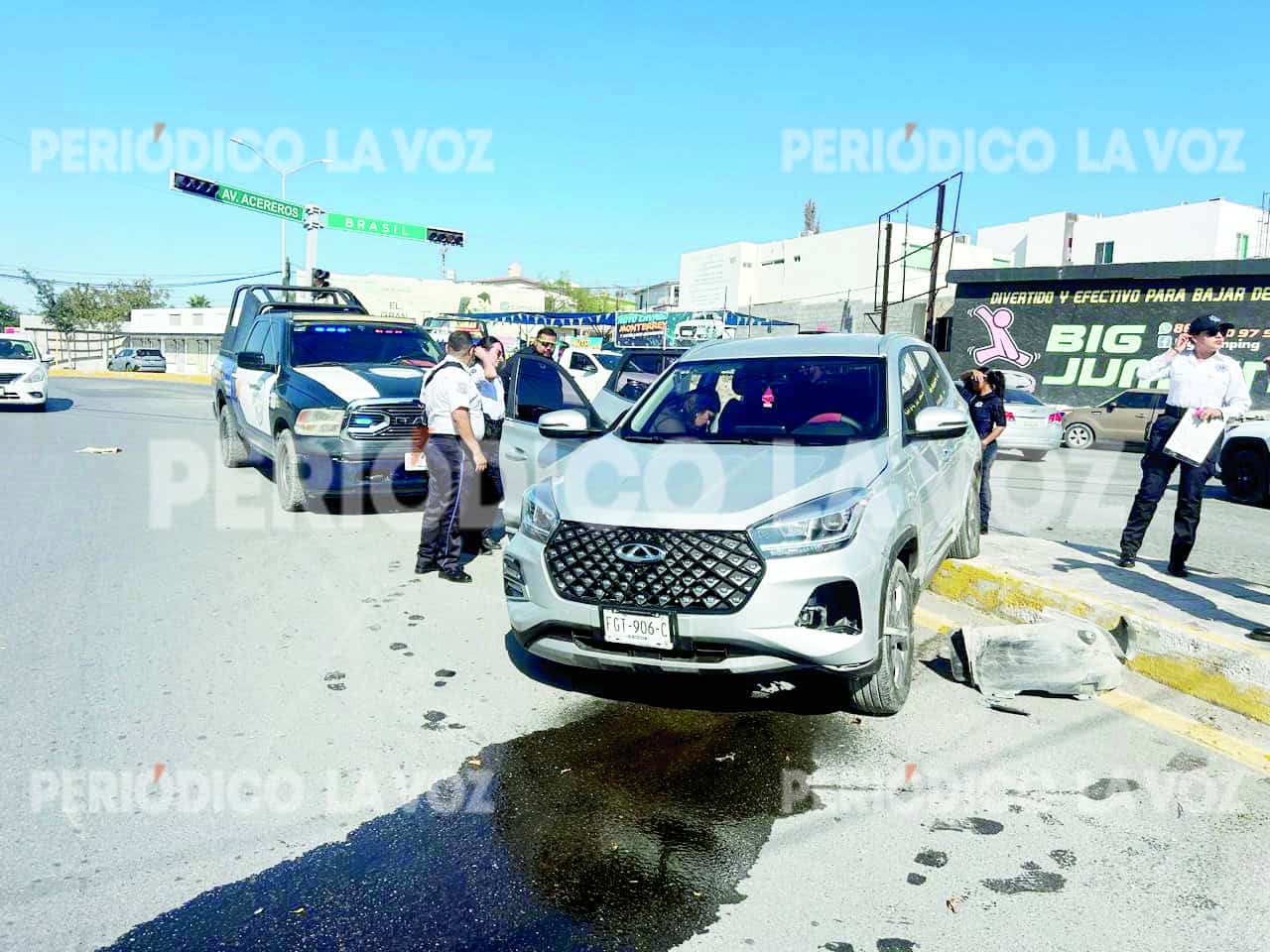 Camioneta Proyectada en Avenida Acereros por Choque en Monclova