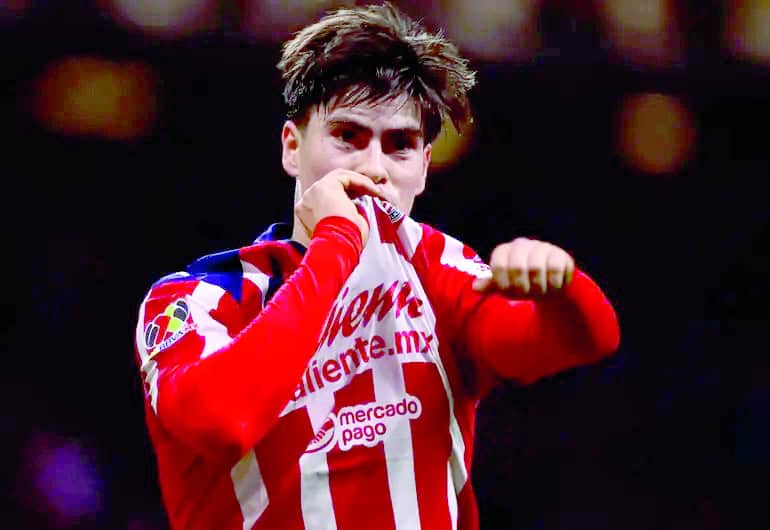 Chivas aplasta a Atlas en el Clásico Tapatío