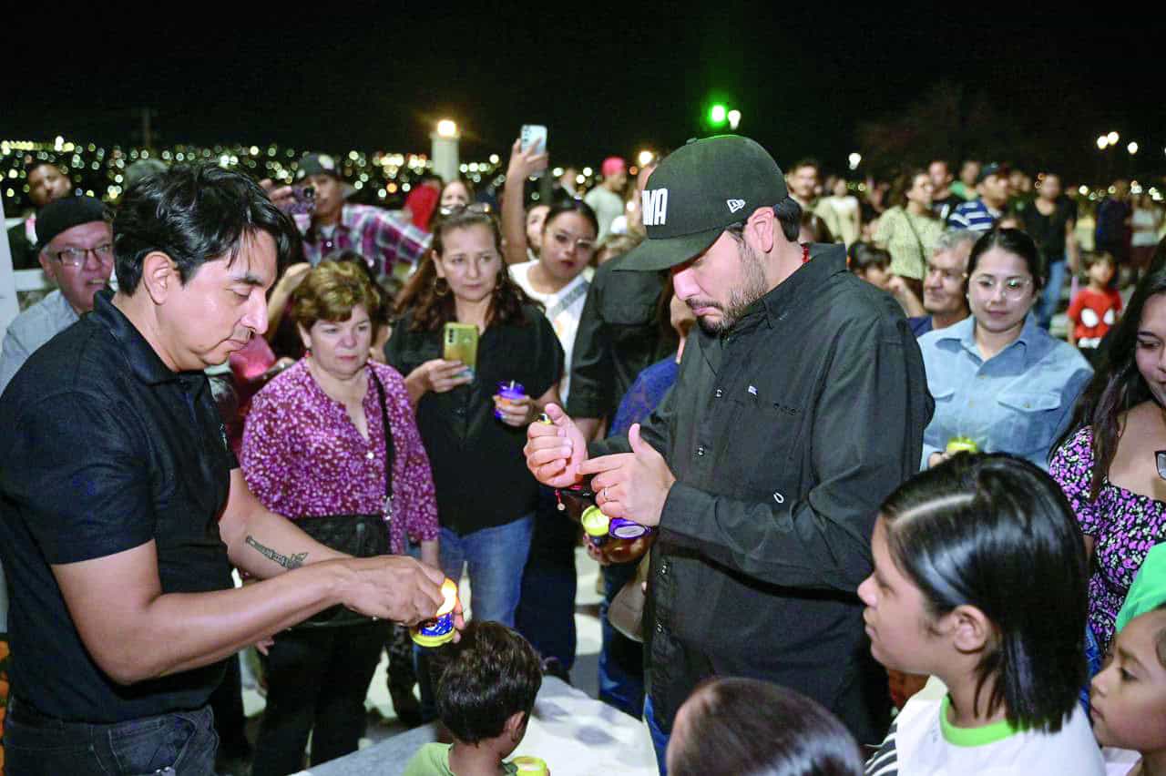 Alumbrada de Día de Muertos ilumina Monclova en Festival Flores y Calaveras 2025