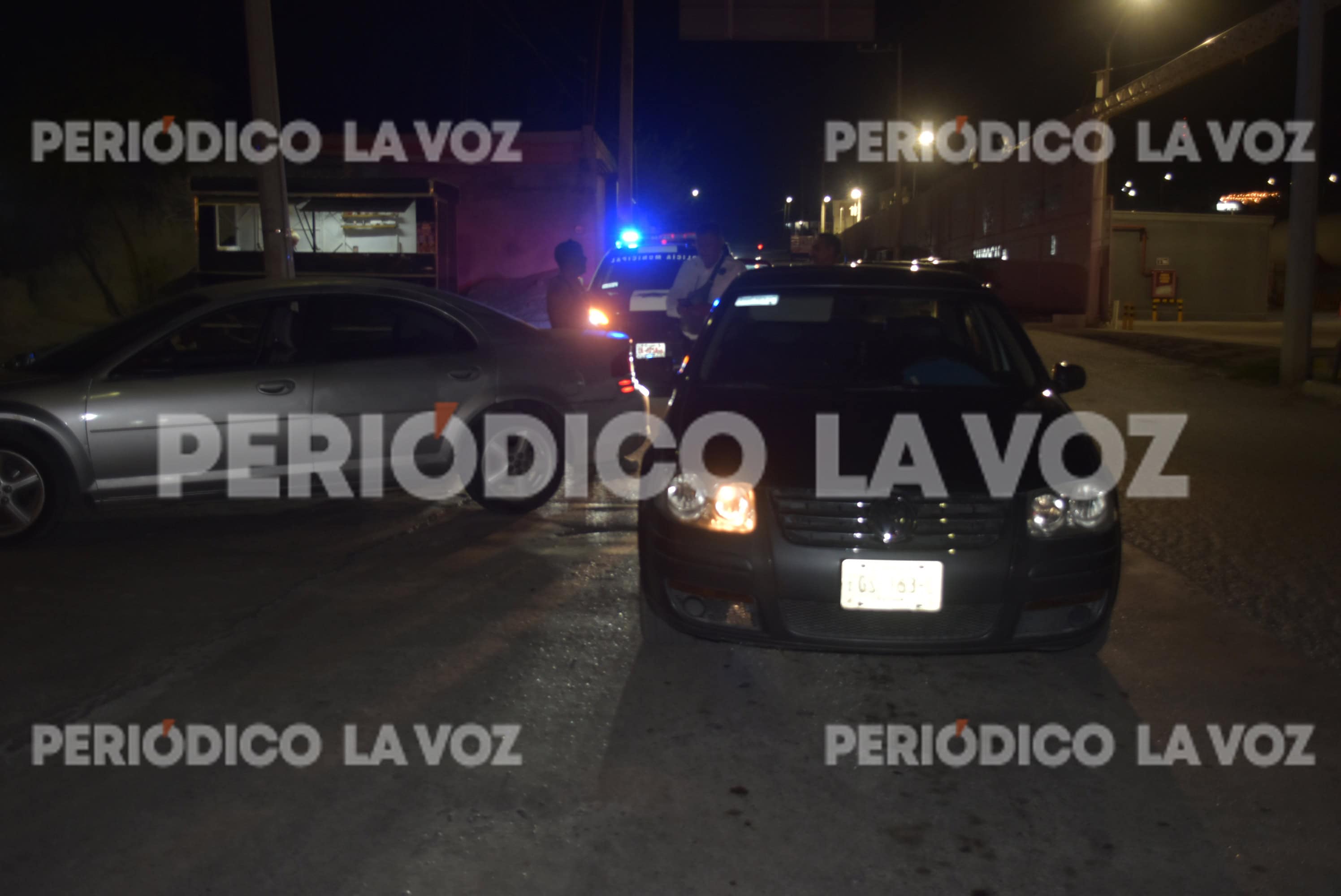 Conductor choca auto al intentar ingresar a tienda en Monclova