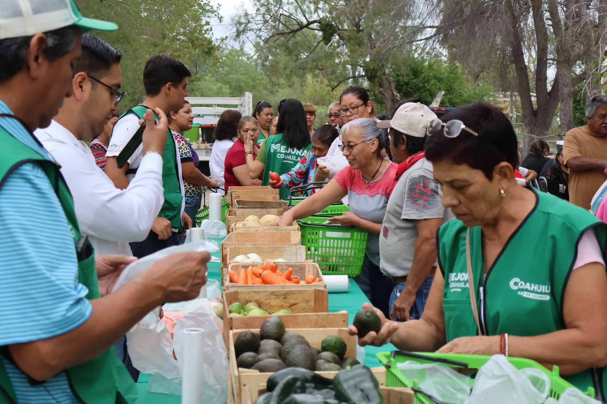 Llevan al ejido El Moral  el "Mercadito Mejora" con productos a bajo costo