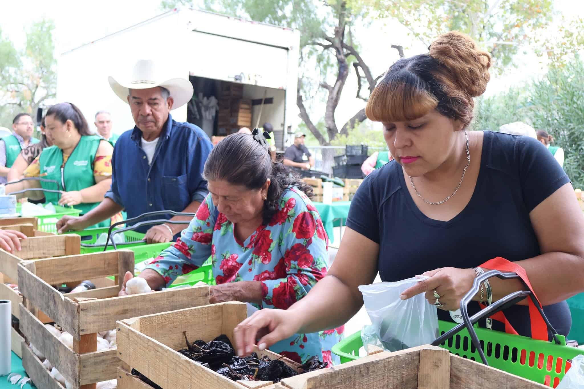 Llevan al ejido El Moral  el "Mercadito Mejora" con productos a bajo costo
