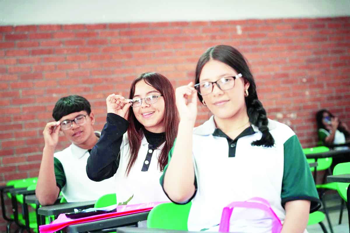 Entrega DIF Saltillo tres mil 563 lentes