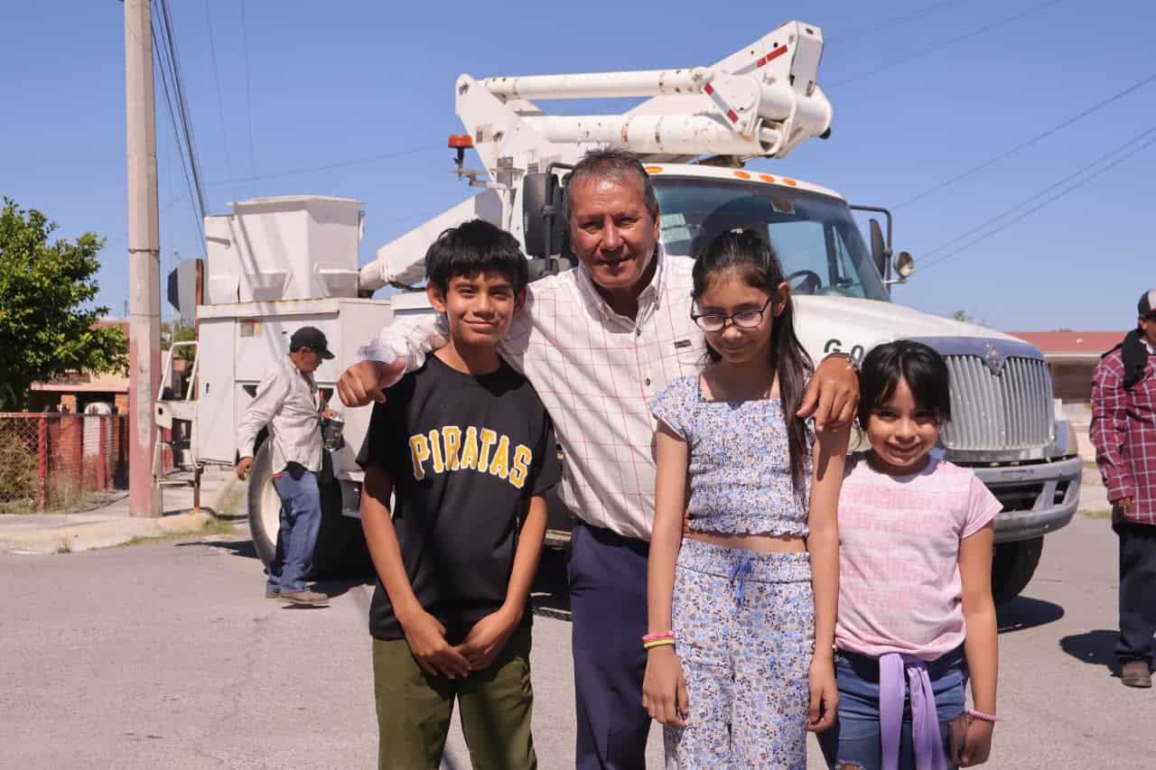 Supervisa Oscar Ríos en NR instalación de luminarias