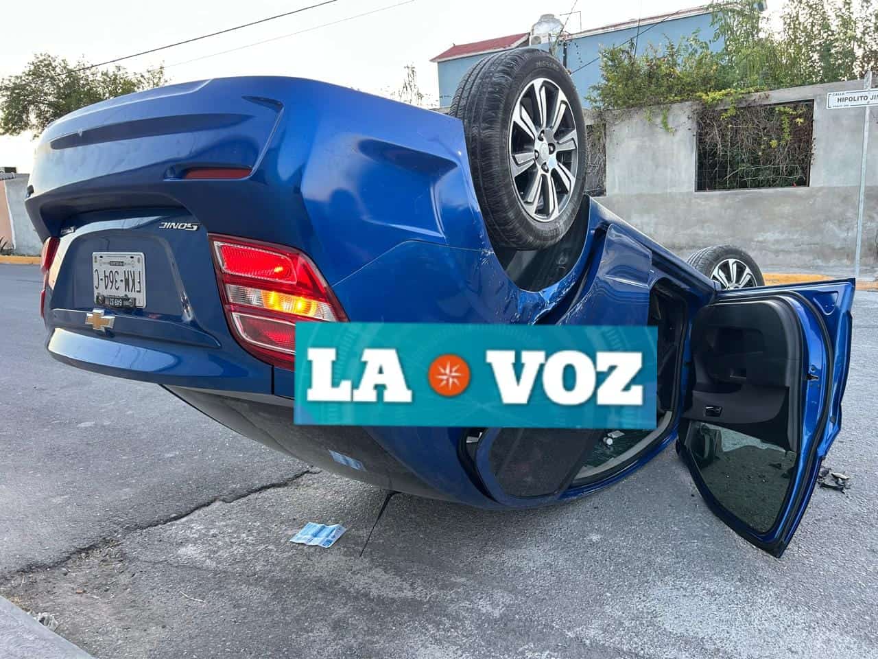 Choca con  embarazada  y vuelca auto en la 288