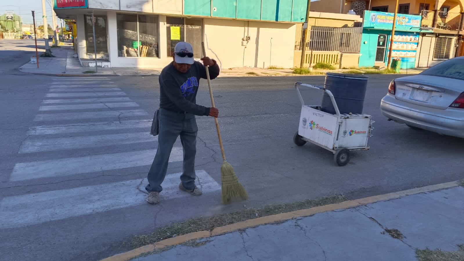 Víctor Manuel Pompa Tapia, 70 Años de Dedicación como Barrendero en Sabinas Coahuila