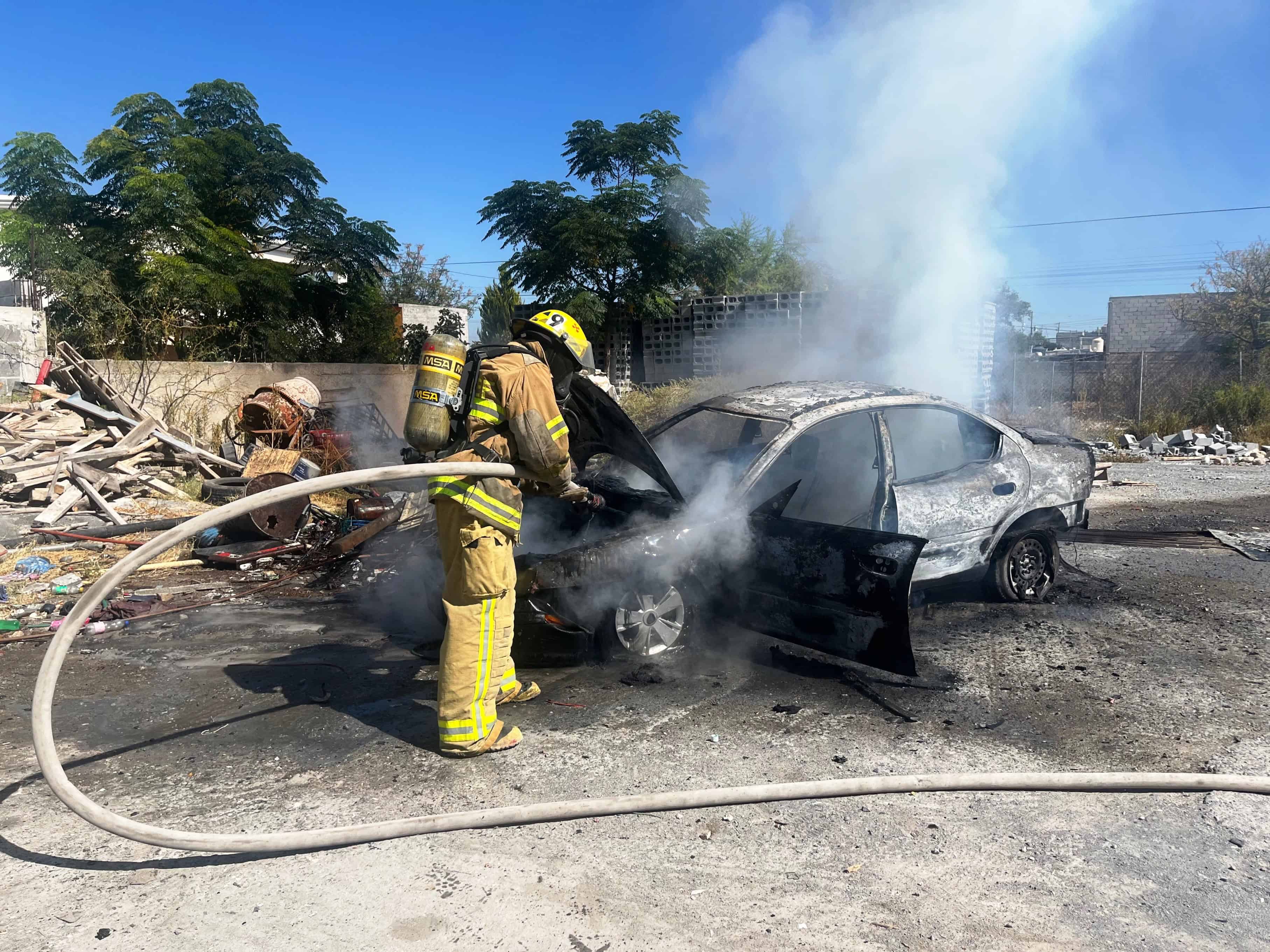 Incendio de vehículo sedán en Ramos Arizpe moviliza a bomberos